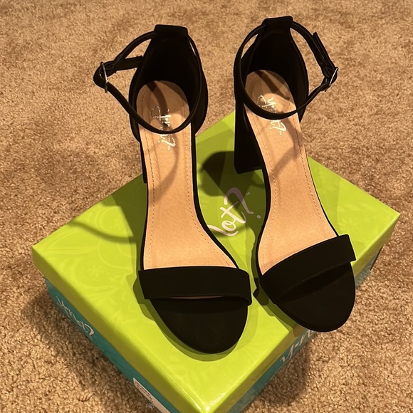 Black heels - Picture 2 of 4